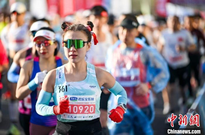 2025石家庄马拉松鸣枪开跑，3.5万名选手汇聚解放