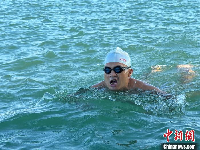 广东电白男子洪端完成琼州海峡横渡，历时约八