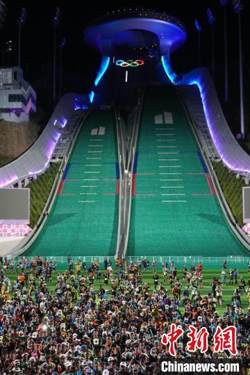 清凉聚热度:冬奥小城崇礼圈粉中外游客的夏日