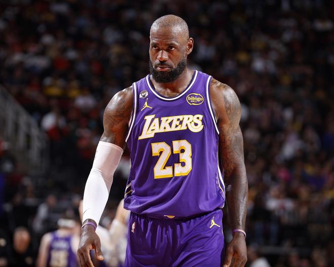 湖人客场力克火箭 詹姆斯41岁创历史得分纪录