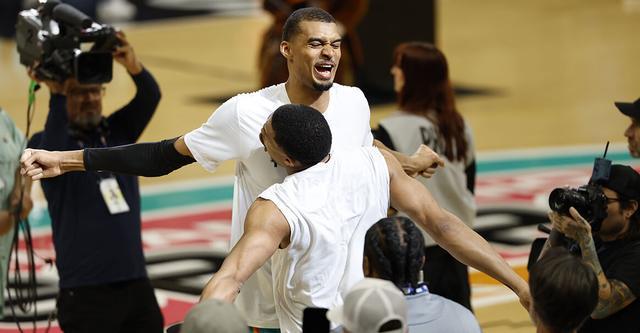 文班亚马复出砍下40分追平马刺队史纪录助马刺大