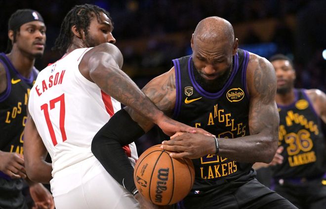 火箭G2惨败湖人 詹姆斯准三双引领逆转风暴