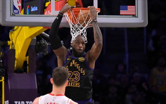 火箭G2惨败湖人 詹姆斯准三双引领逆转风暴